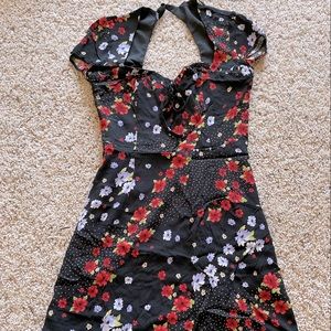 Sweetheart neckline with buttoned neck floral dress.